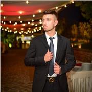 Laureato in lingue e letterature moderne